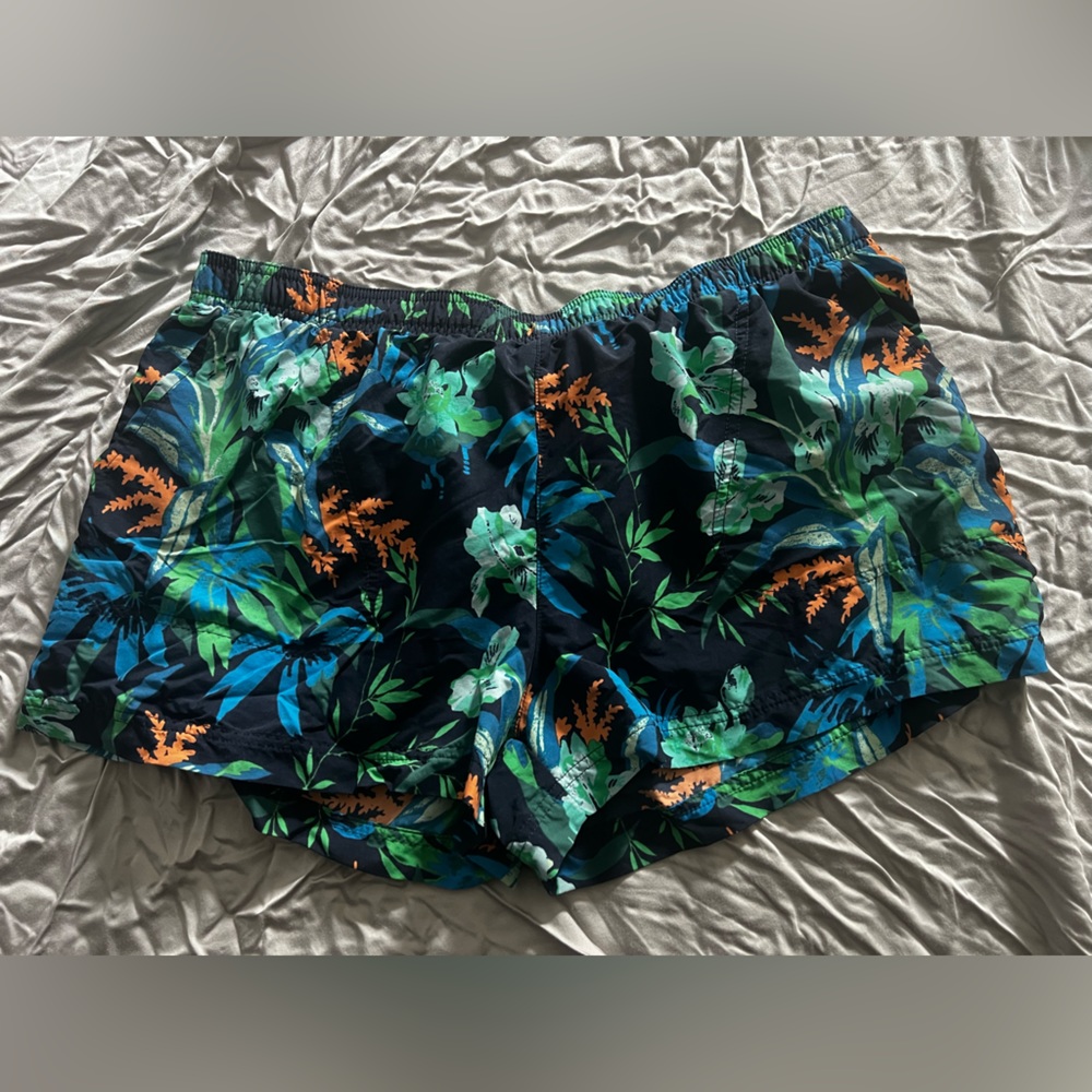 Columbia patterned shorts perfect for the outdoors! Only worn a few times!